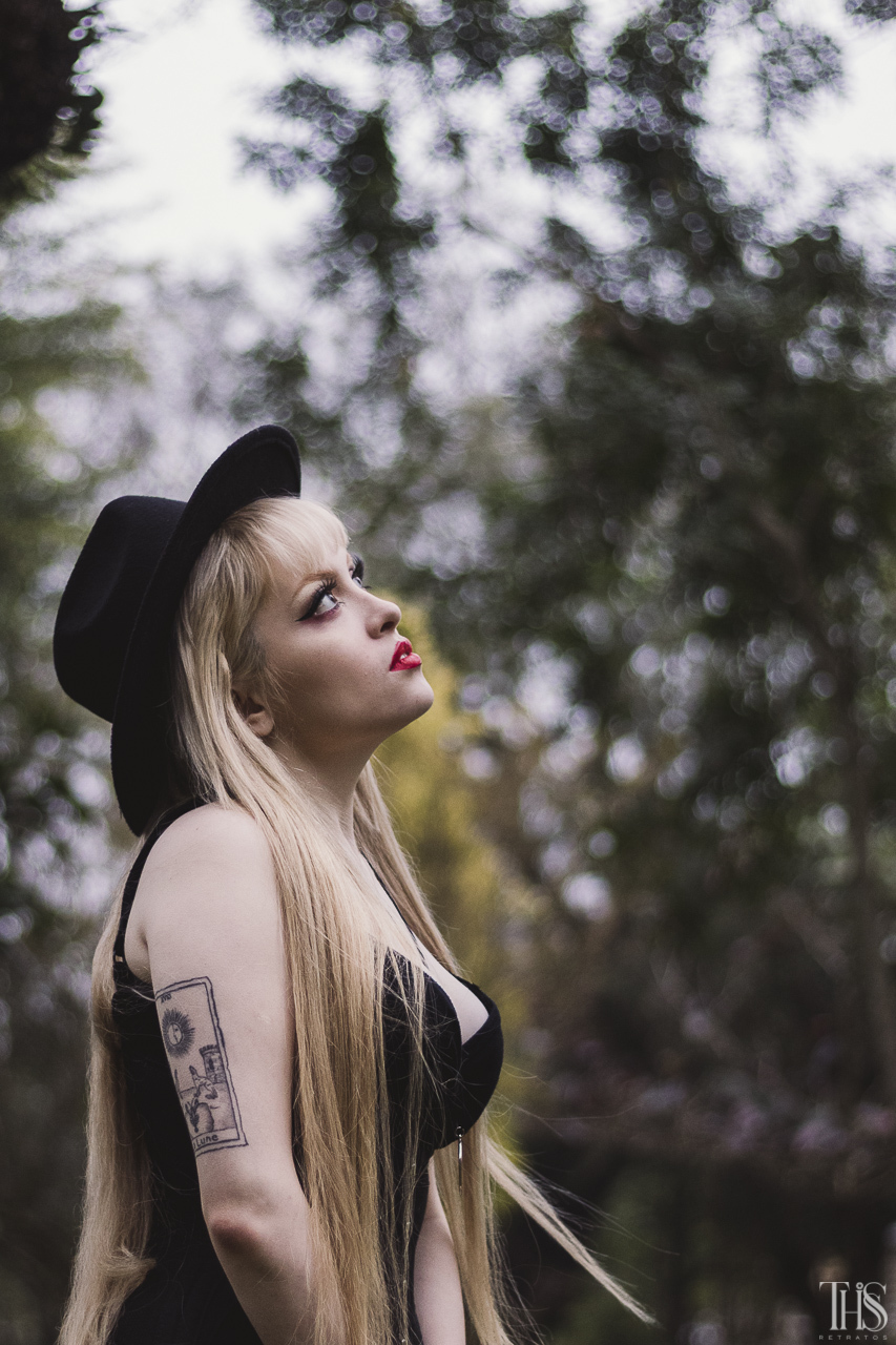 Foto de mulher bruxinha