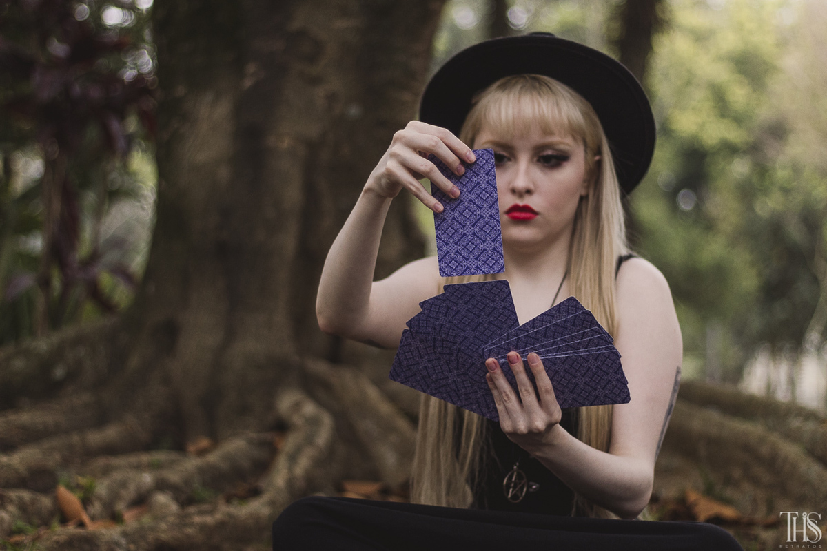 Foto de mulher jogando tarot