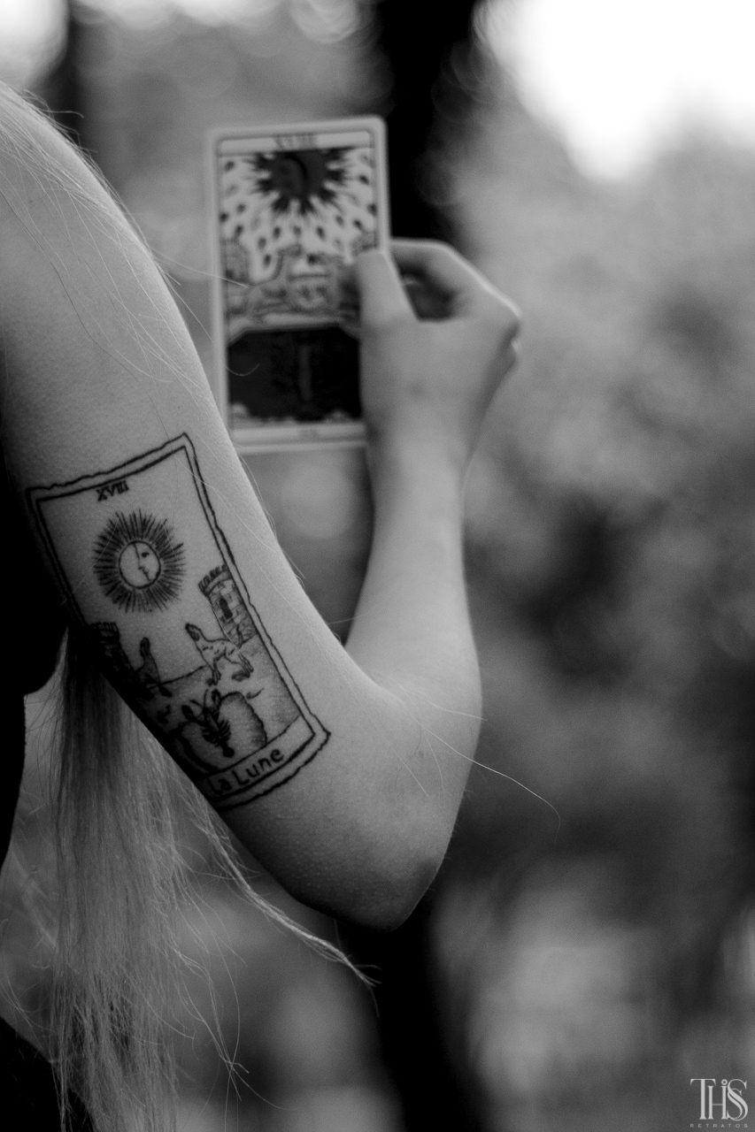 Foto preto e branco de tatuagem de mulher tarot