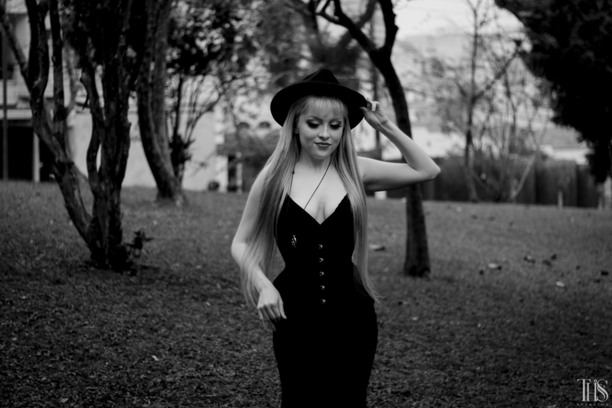 Foto de mulher correndo em preto e branco na cidade de São Bernardo do Campo