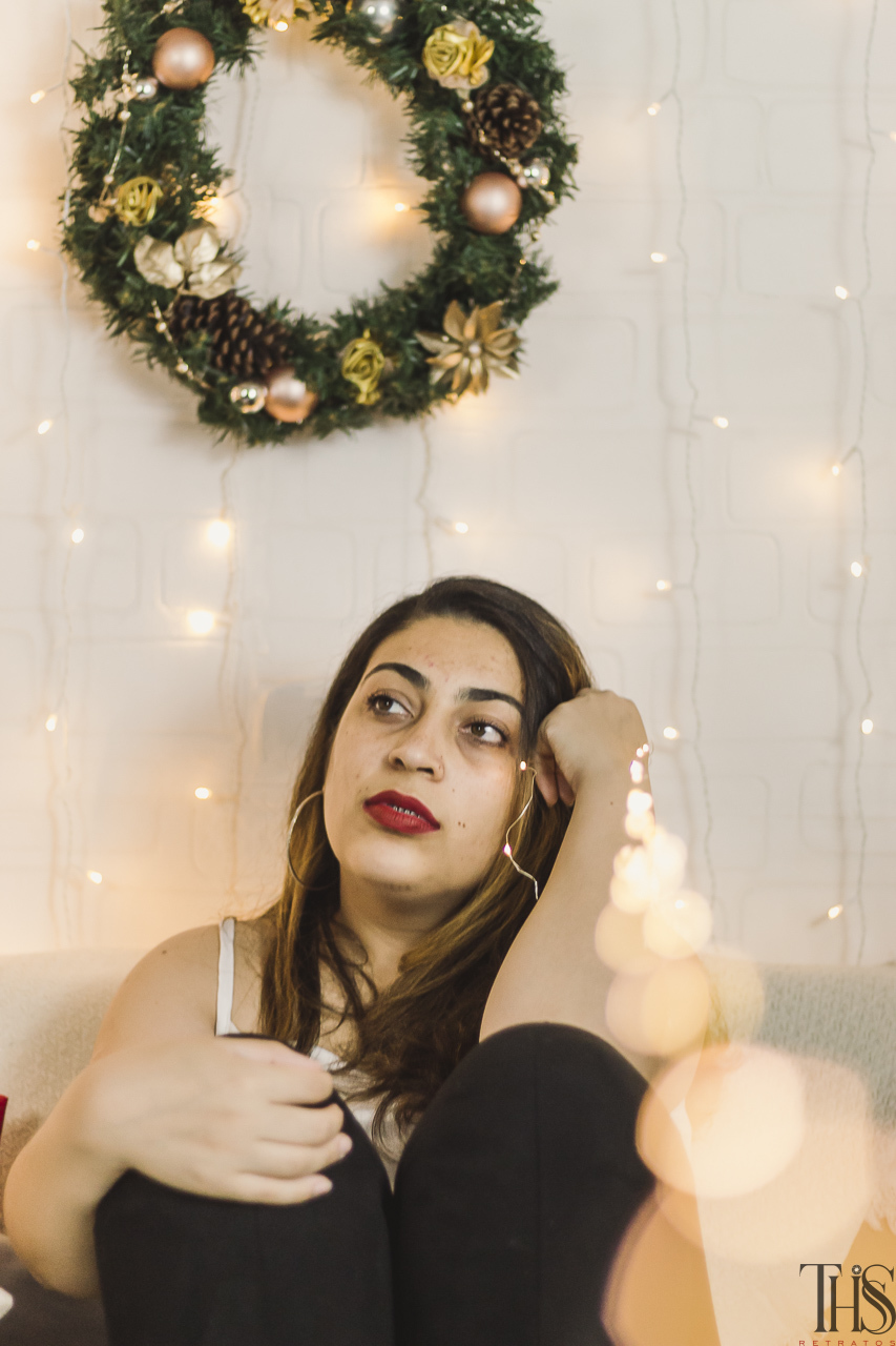 Foto de mulher em cenário de natal segurando pisca pisca em estúdio em sbc - sp  Fotografa na cidade de São Bernardo do Campo - SP