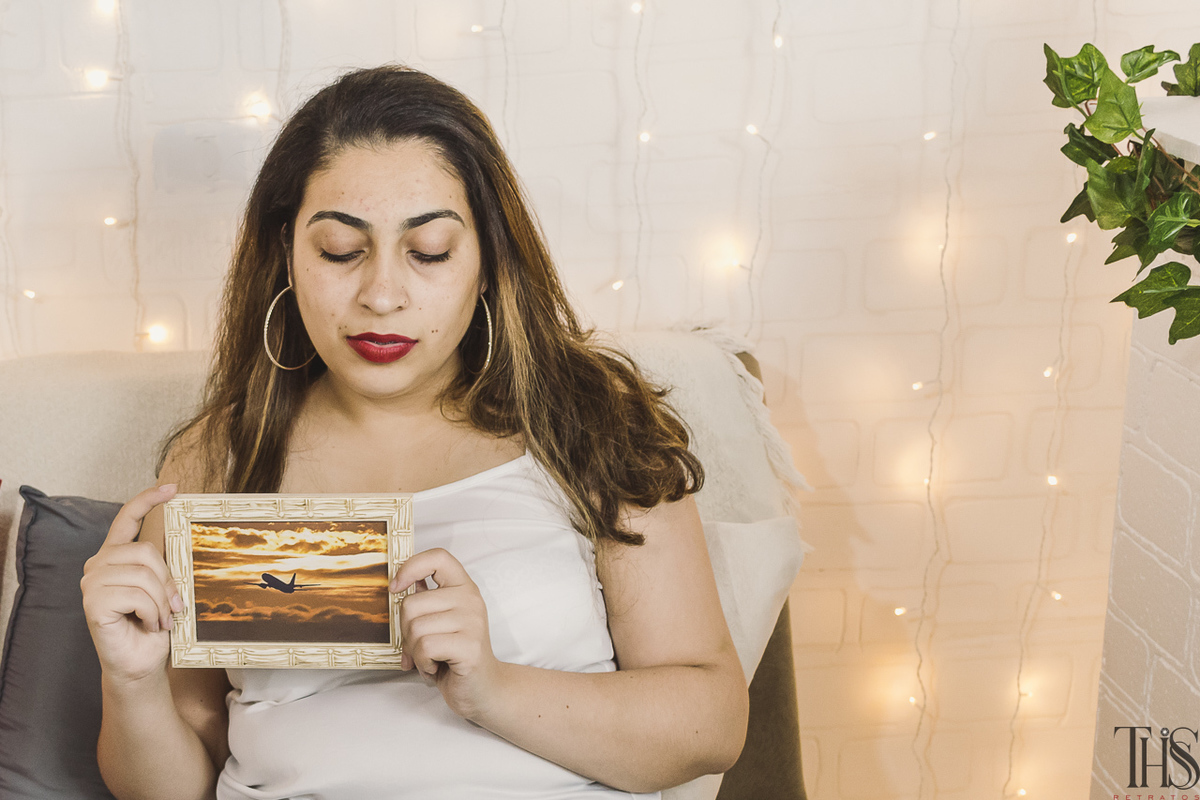 Foto de mulher segurando sua meta para os próximos anos - foto de natal - fotografa em sbc