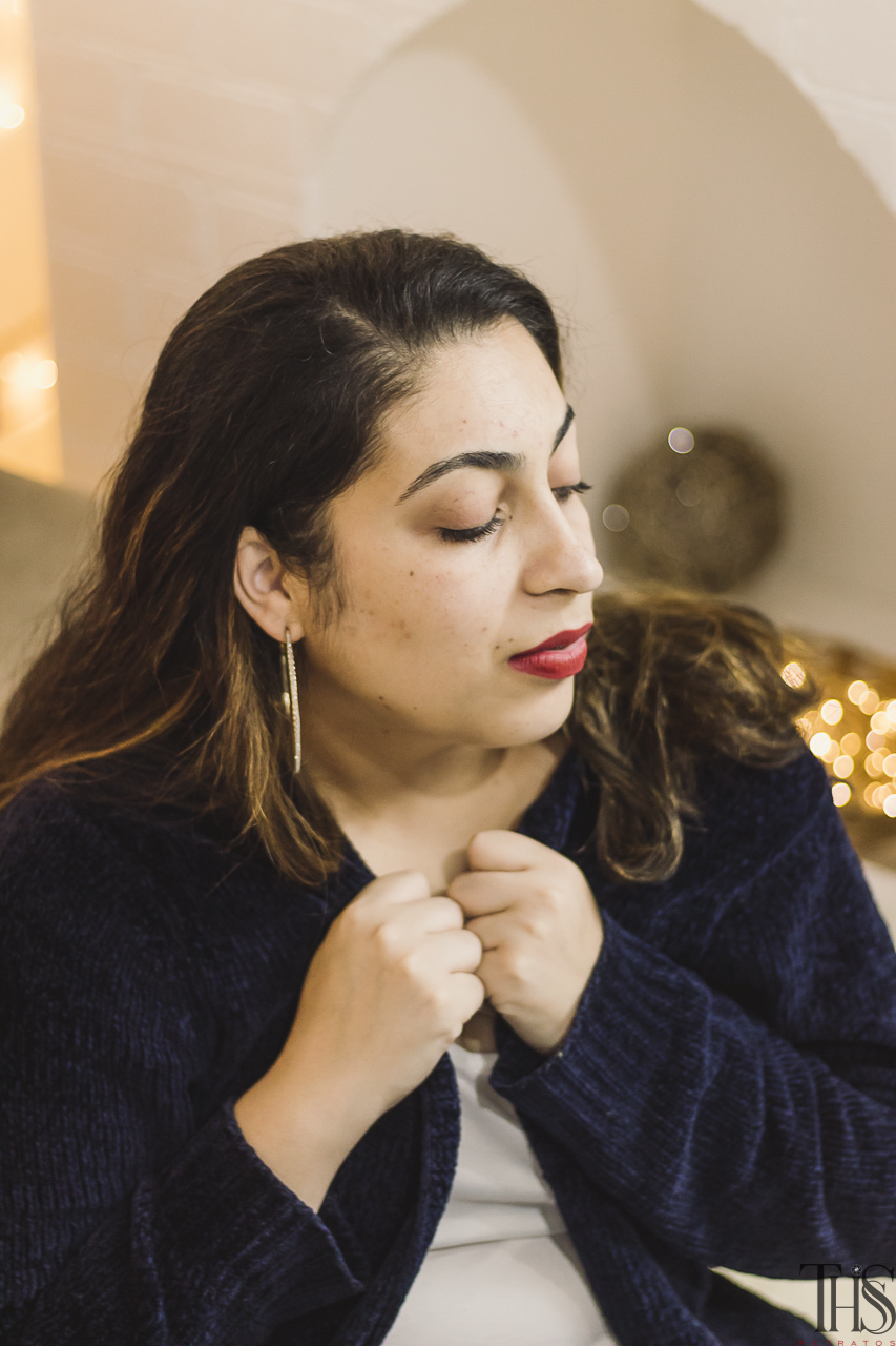 Foto de mulher em cenário de natal em estúdio na cidade de SBC - SP - Fotografa em sbc