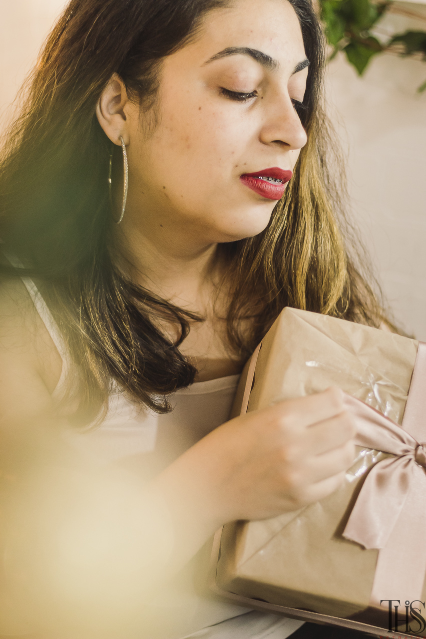 Foto de mulher segurando presente de natal - fotografa em sbc