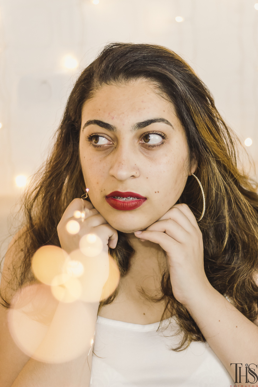 Foto de mulher com pisca pisca em cenário de natal - fotografa em sbc