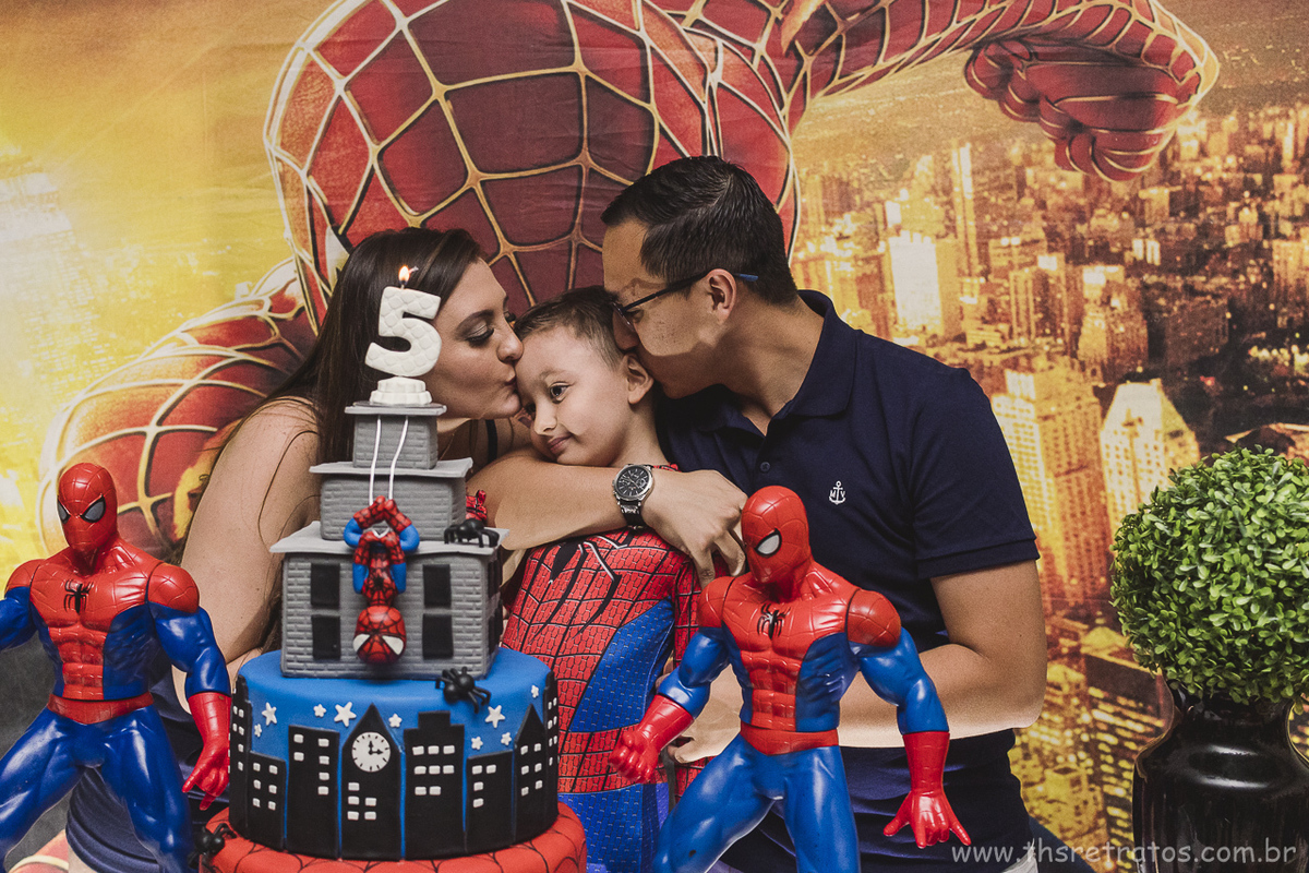 Foto de pais beijando criança em festa infantil - Fotografa em SBC