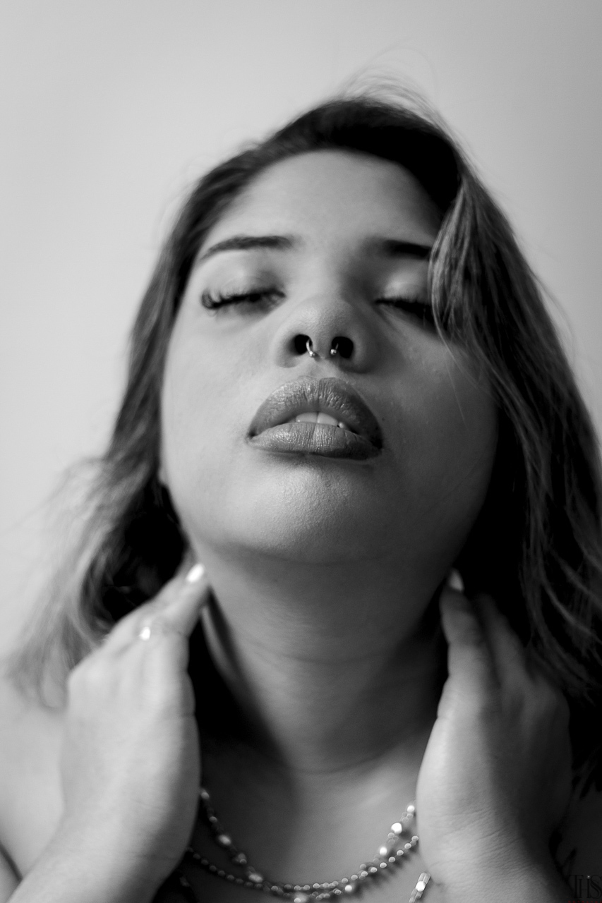 Foto preto e branco de mulher leve