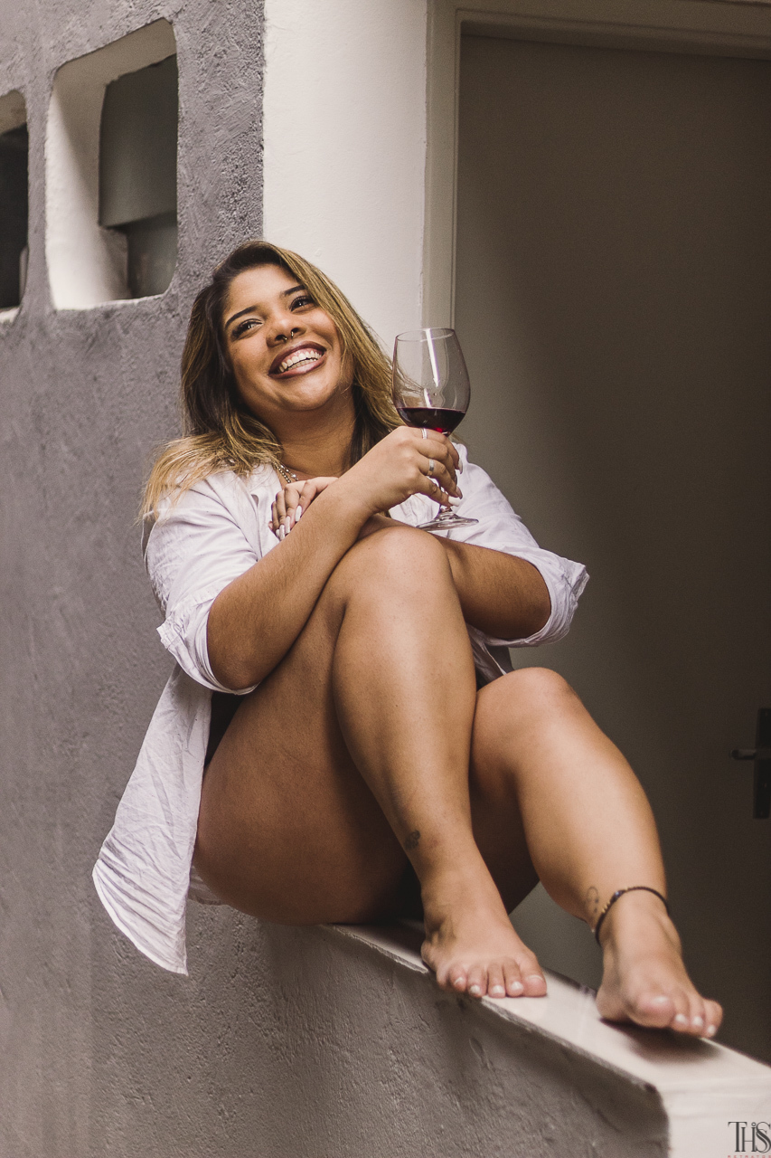 Foto de mulher tomando vinho em ensaio feminino na cidade de São Bernardo do Campo - SP