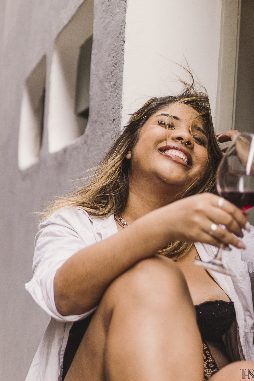 Foto de mulher rindo em ensaio intimista lifestyle