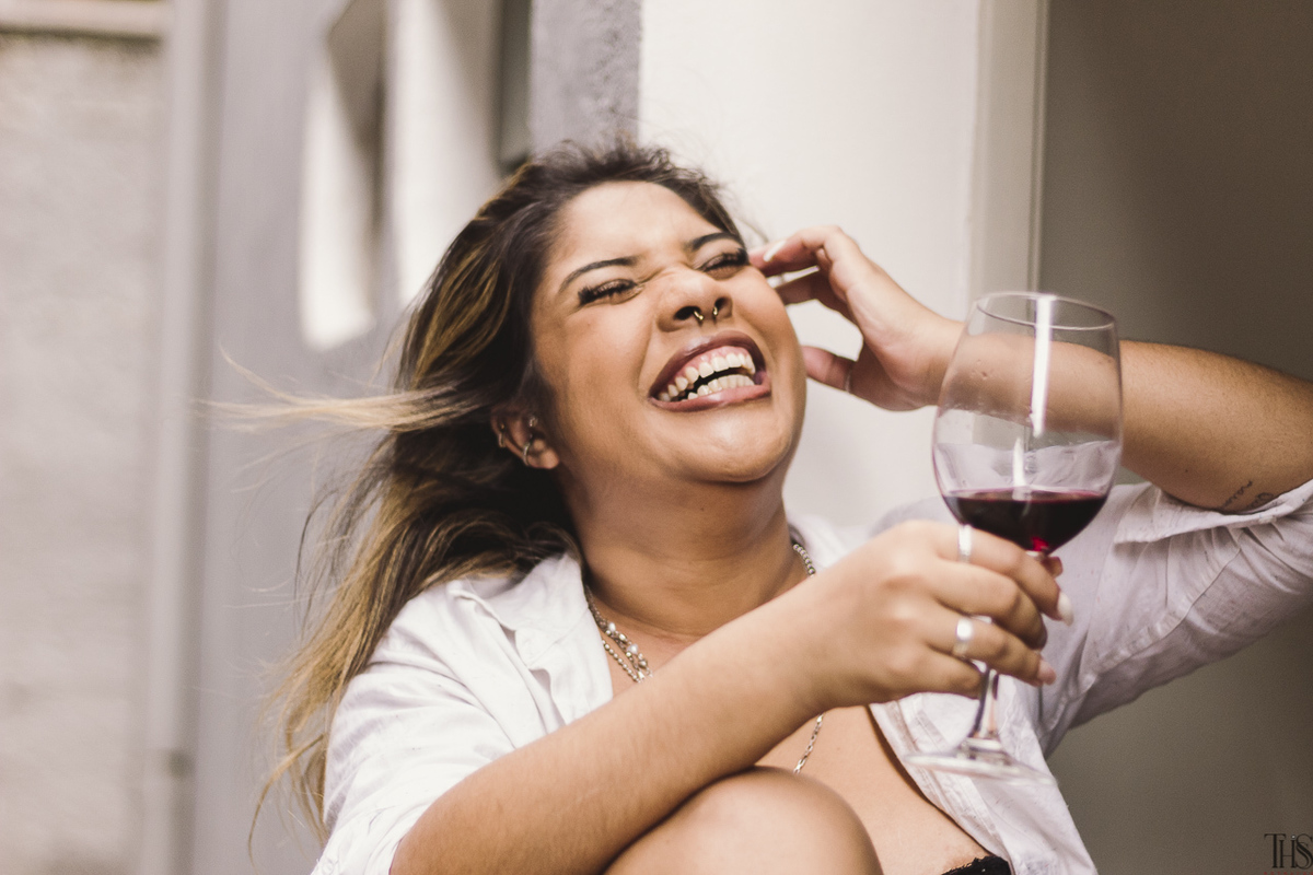 Ensaio feminino - mulher rindo tomando vinho na cidade de São Bernardo do Campo - SP