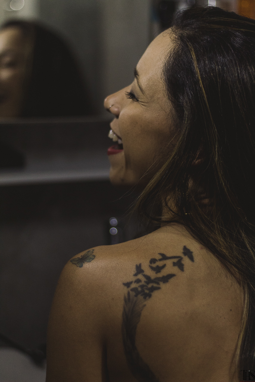 Foto de mulher rindo na frente do espelho- fotógrafa em sbc