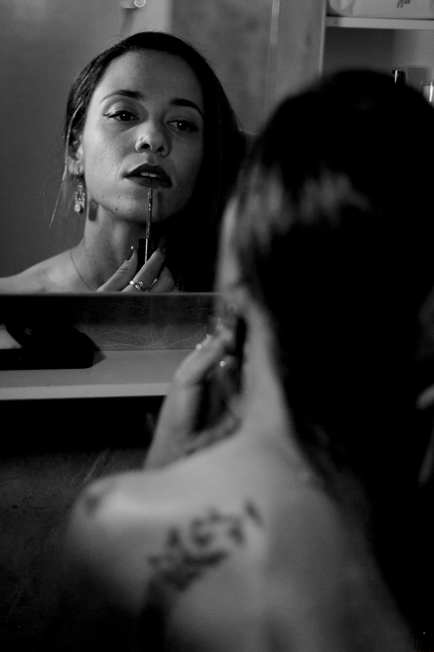 Foto preto e branco de mulher se maquiando