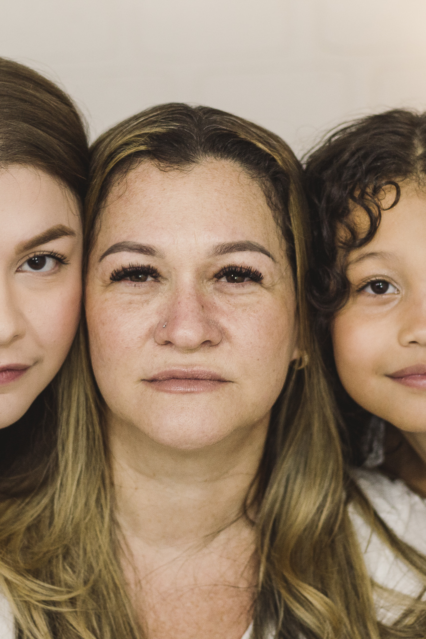 Fotografia de mãe e filhas