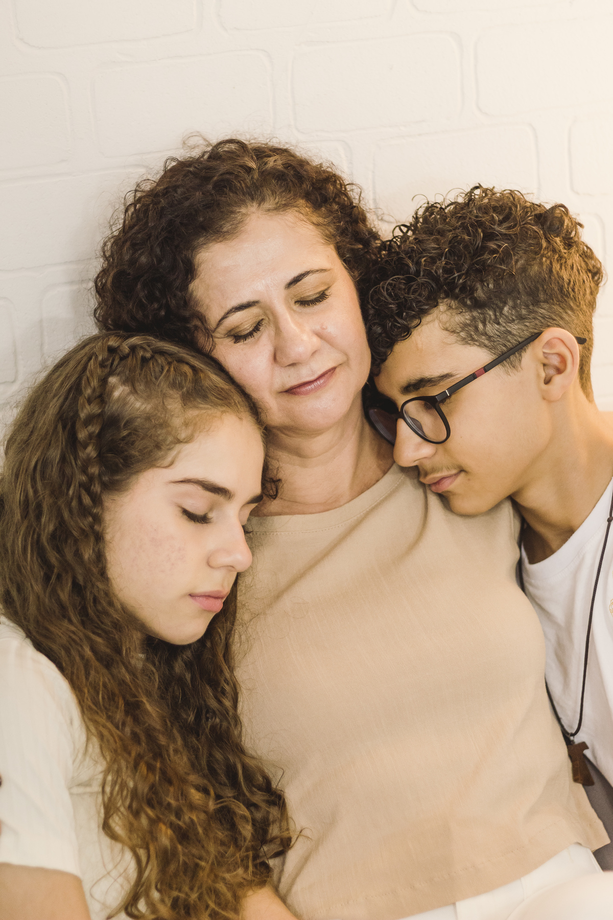 Foto sentimental de mãe e filhos