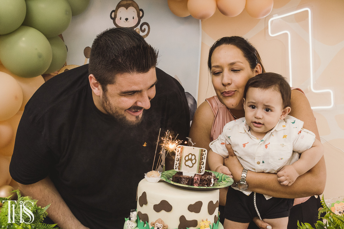 familia assoprando vela de bolo aniversário infantil - Fotografa em sbc santo andré abc