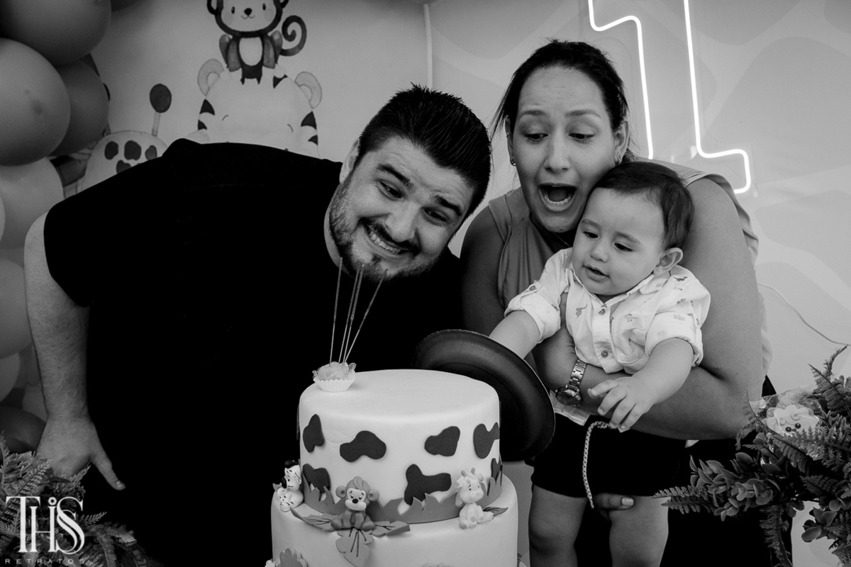 foto preto e branco familia na mesa do bolo - Fotografa em sbc santo andré abc