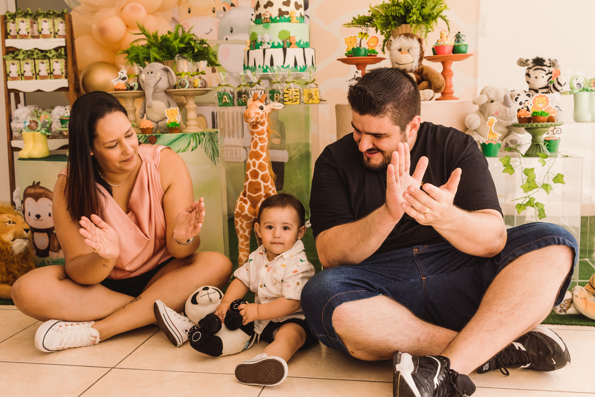 pais e filhos na mesa do bolo aniversário de 1 ano safari - Fotografa em sbc santo andré abc