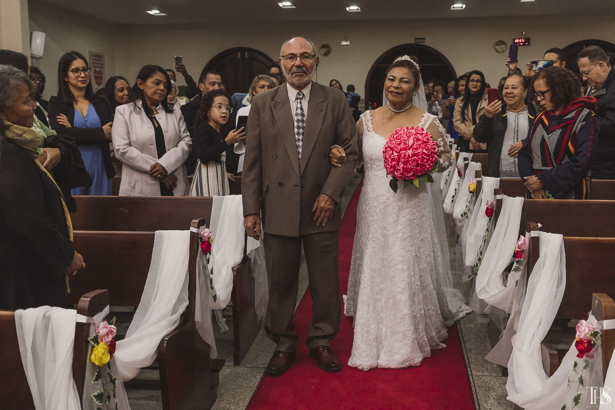 Noiva entrando na igreja - Fotografa em SBC