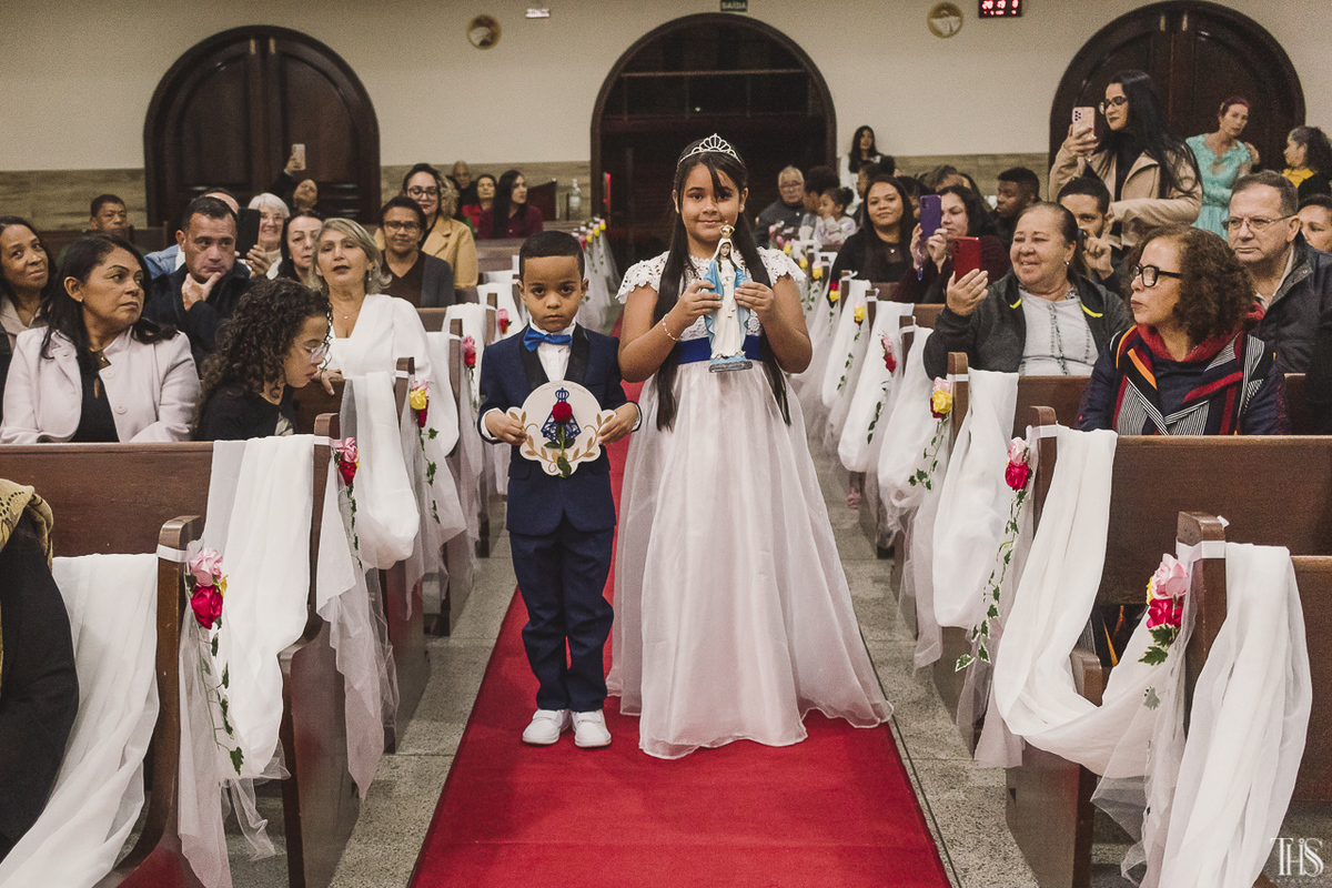 Crianças entrando na igreja com imagens - Fotografa em SBC