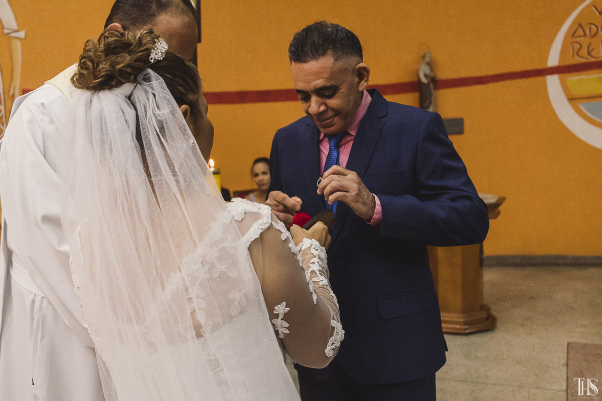 Noivos trocando aliança - Fotografa em SBC