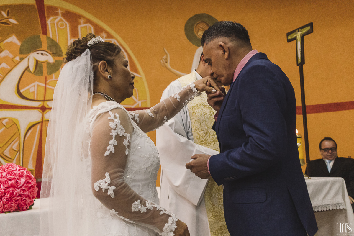 Noivo beijando mão da noiva - Fotografa em SBC