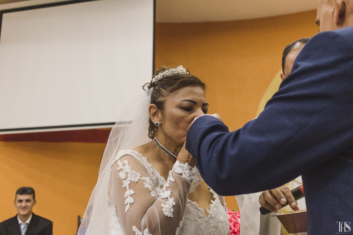 Noiva beijando mão do noivo - Fotografa em SBC