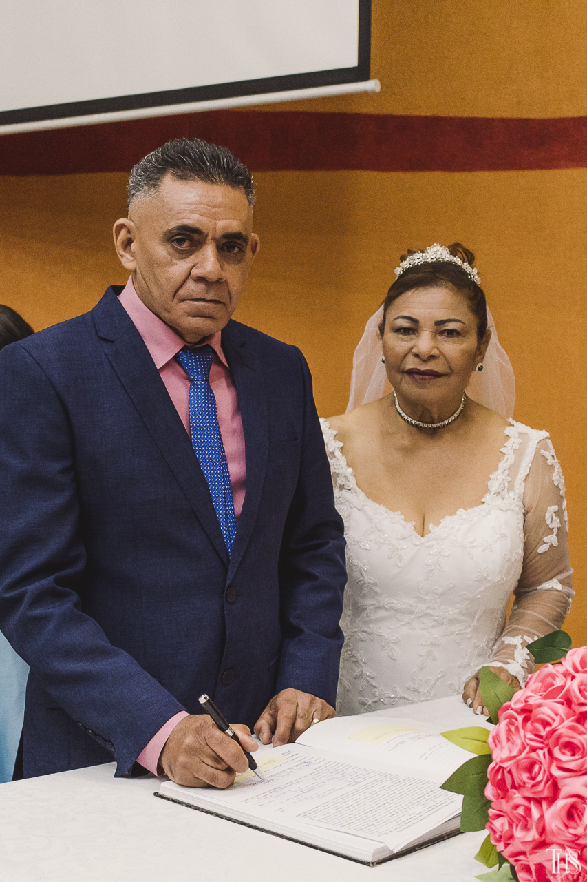 Noivos olhando para câmera - Fotografa em SBC