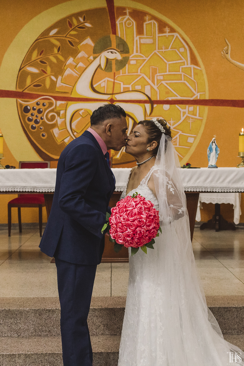 Noivos se beijando na igreja - Fotografa em SBC