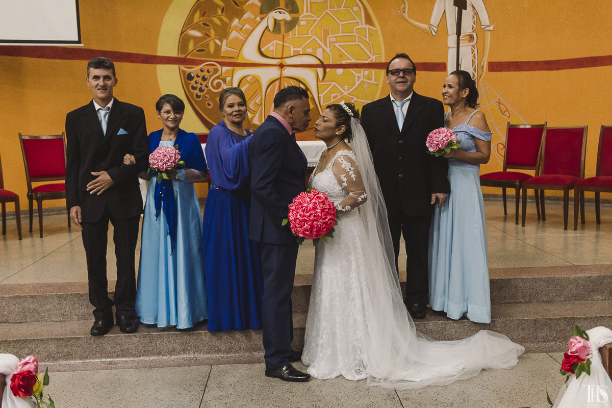 Noivos com padrinhos na igreja - Fotografa em SBC