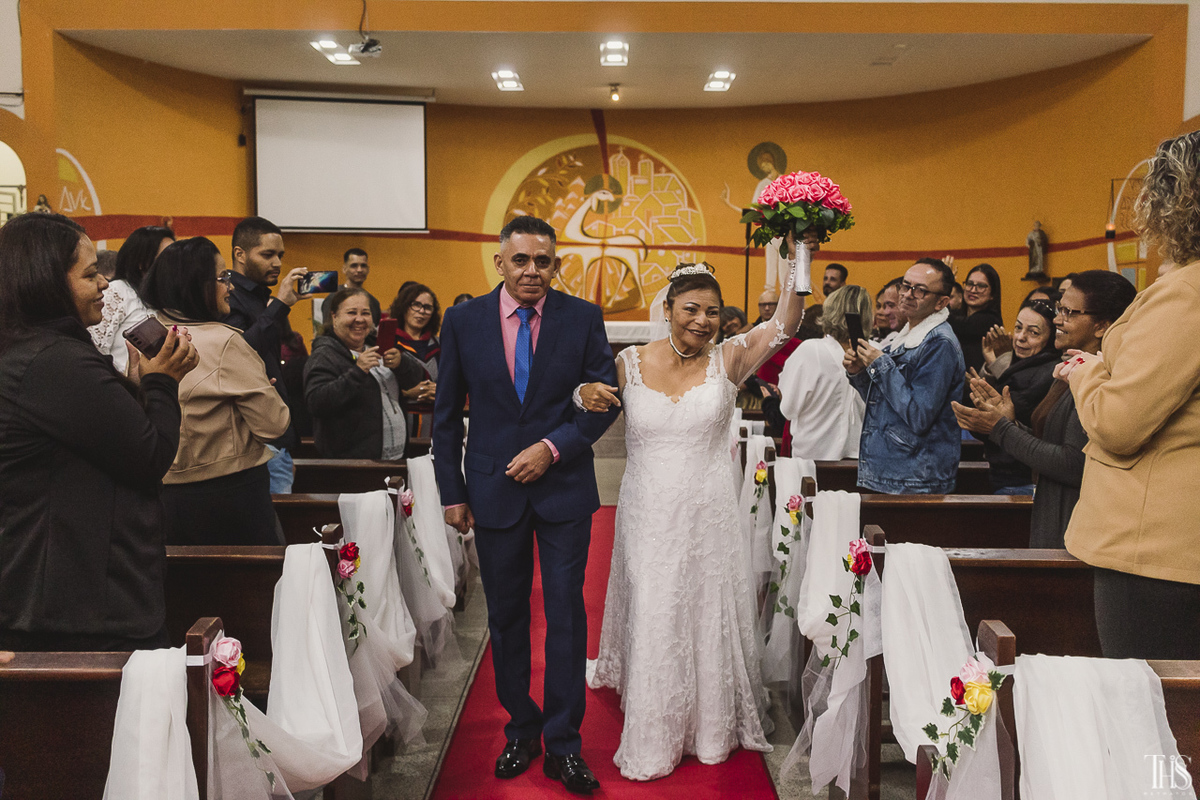 Noivos saindo da igreja - Fotografa em SBC