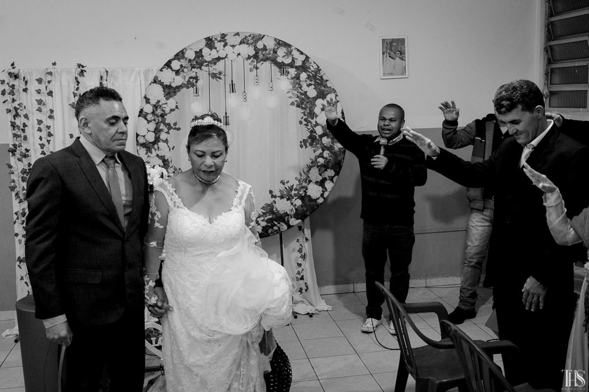 Noivos em oração em foto preto e branco - Fotografa em SBC