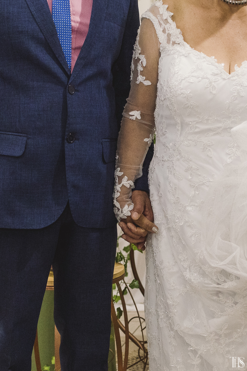 Foto de detalhe mão dos noivos - Fotografa em SBC