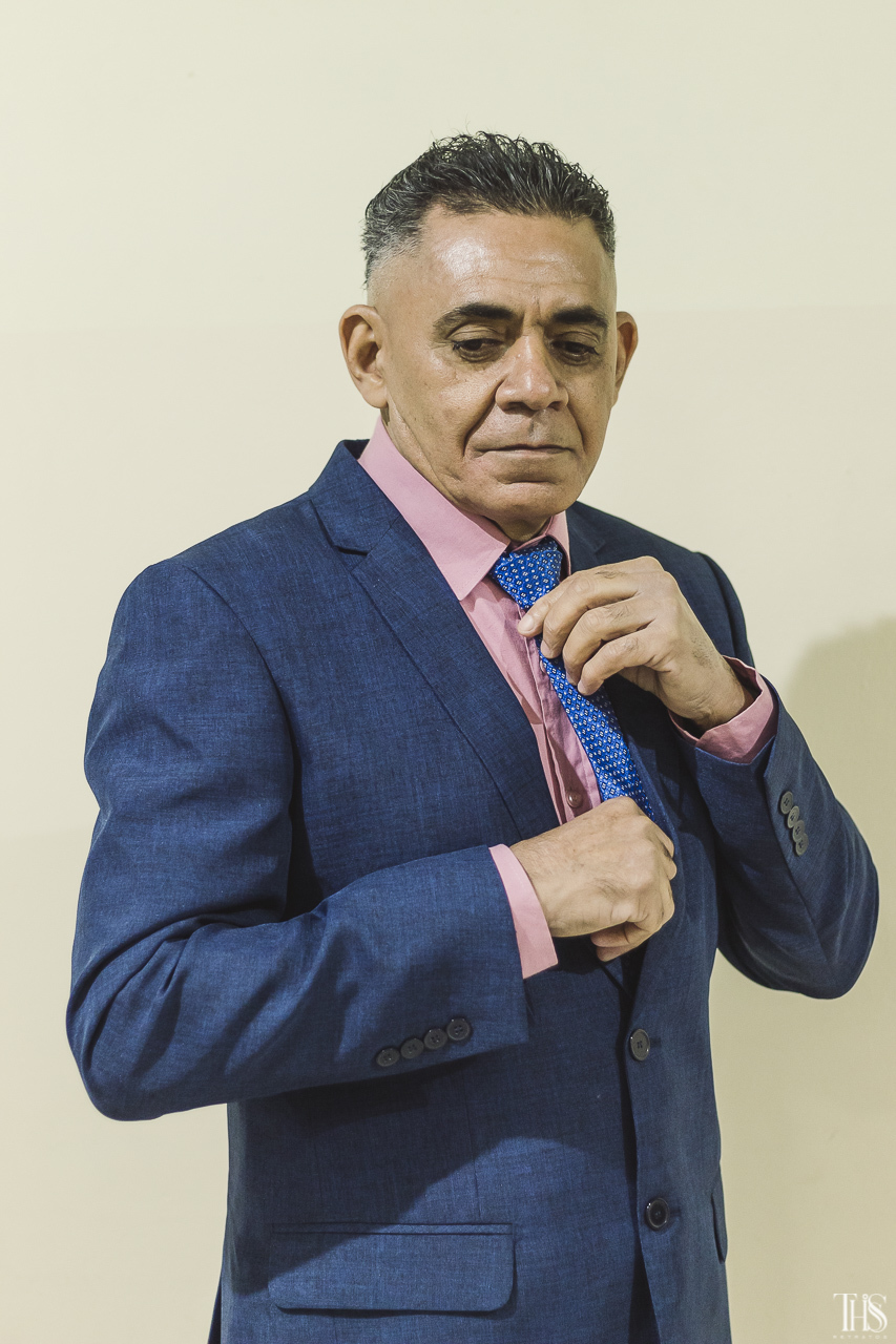 Noivo mexendo na gravata - Fotografa em SBC