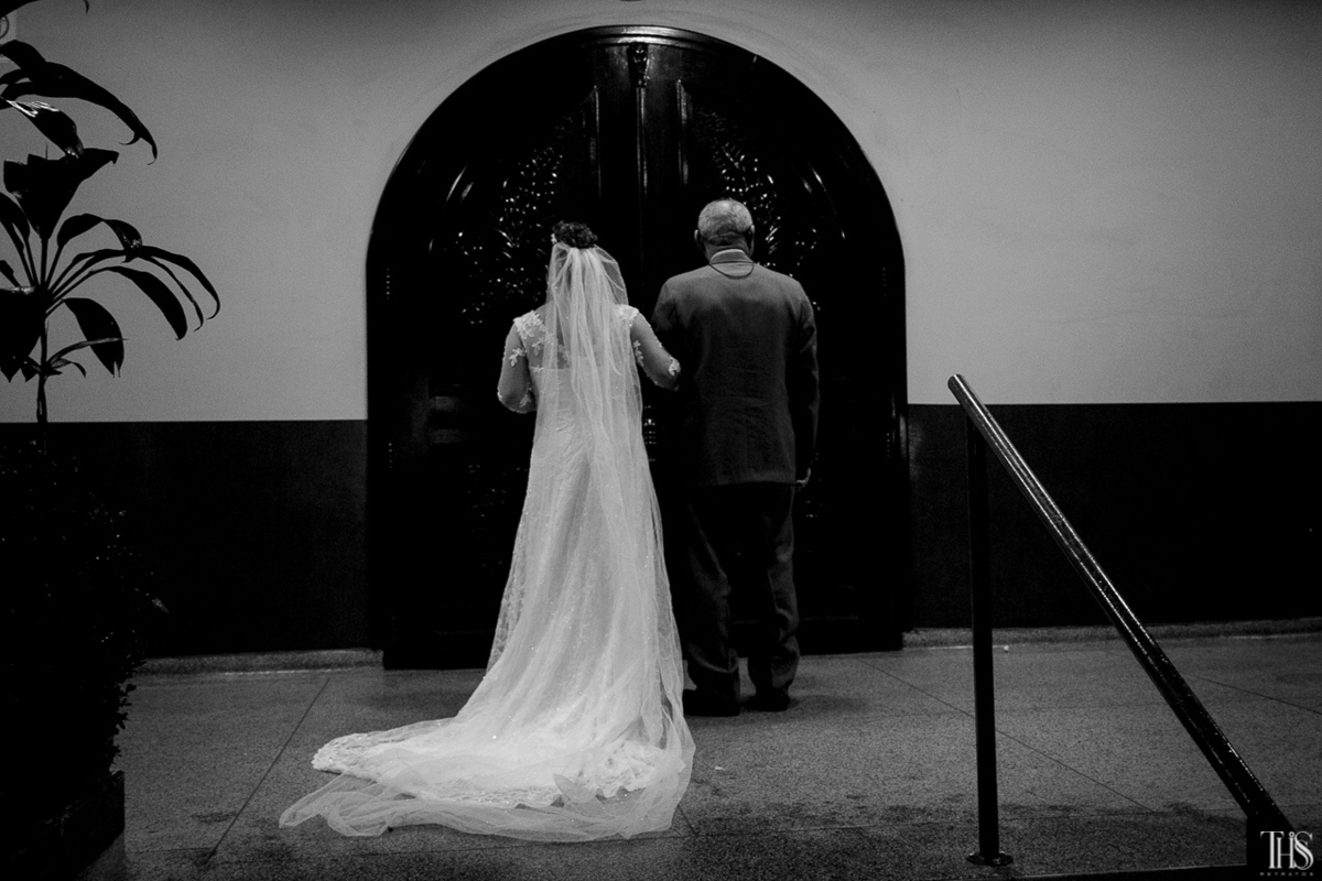Foto da noiva de costas em preto e branco - Fotografa em SBC