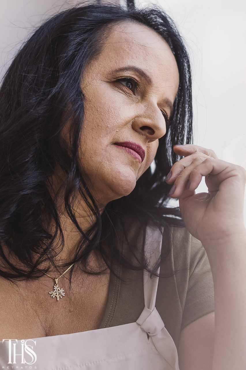 foto de mulher olhando pela janela em ensaio
