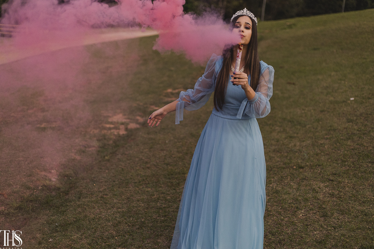 Ensaio fotográfico debutante com fumaça rosa