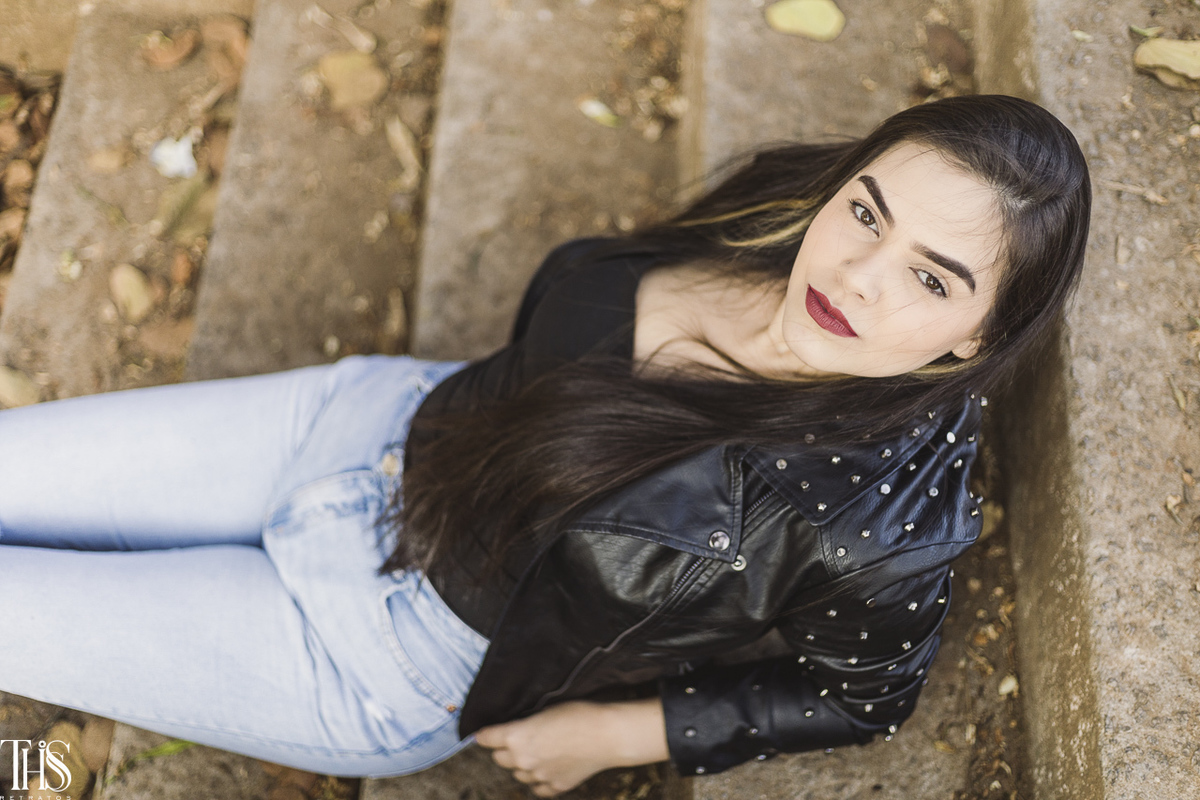 ensaio feminino - mulher sentada na escada