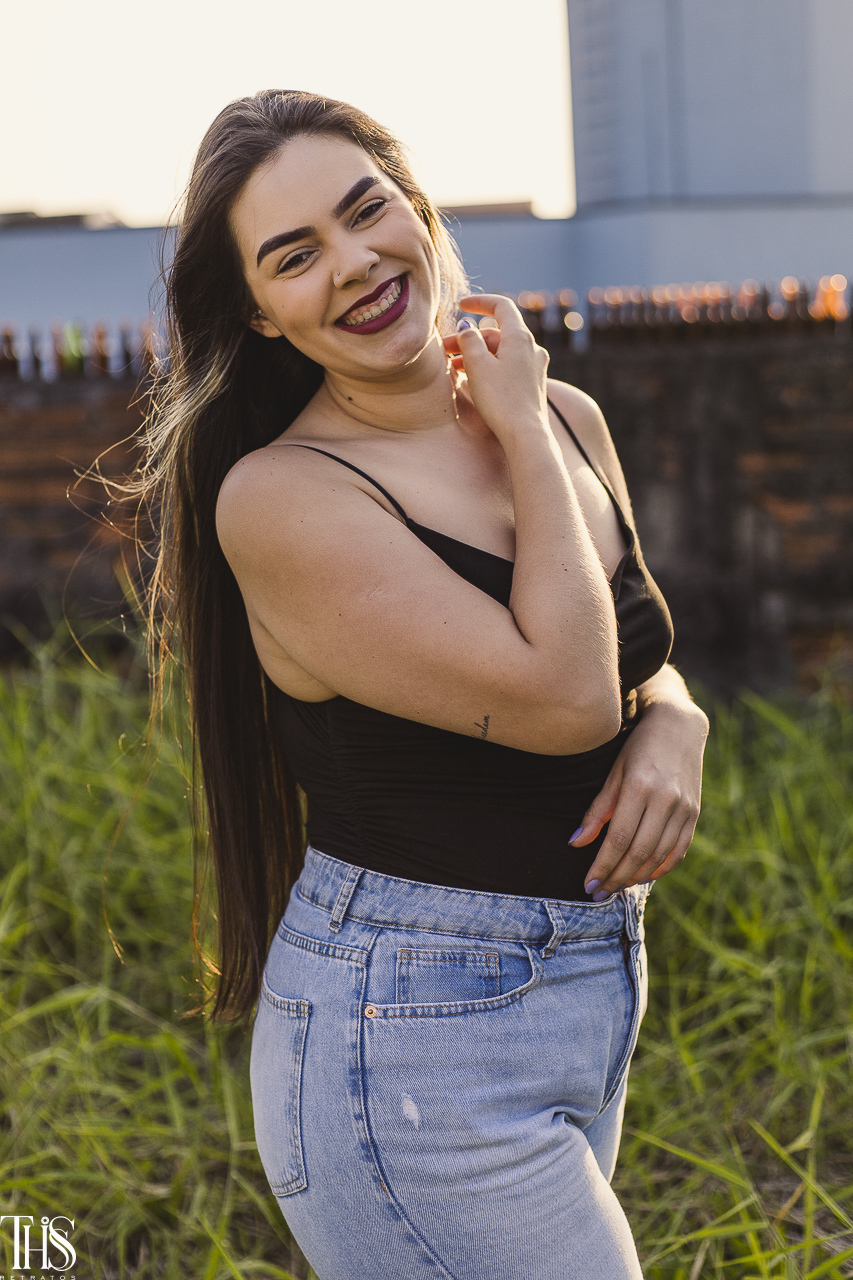 mulher rindo em ensaio fotográfico no por do sol