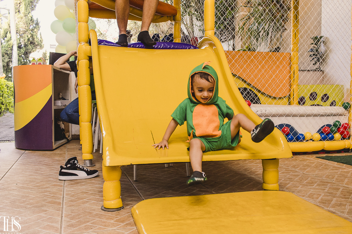 Foto de aniversariante brincando em sua festa