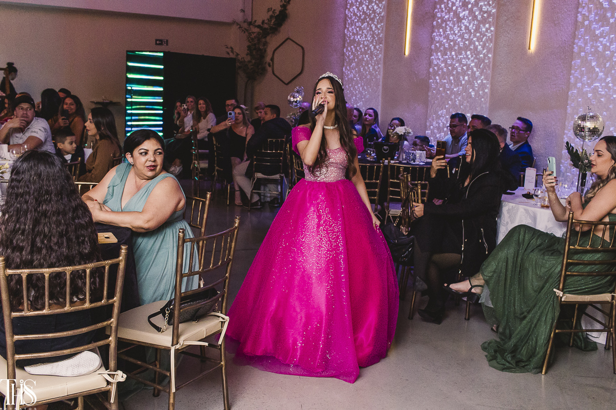 Foto debutante cantando em sua festa
