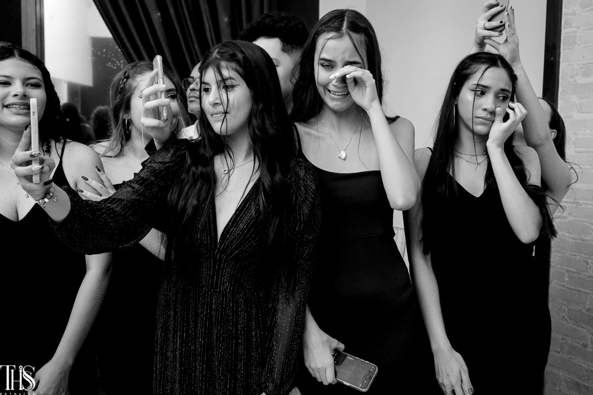 Amigas de debutante emocionadas