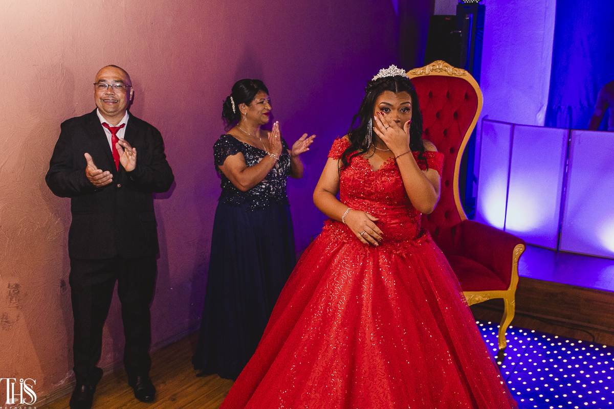 Retrato de debutante emocionada