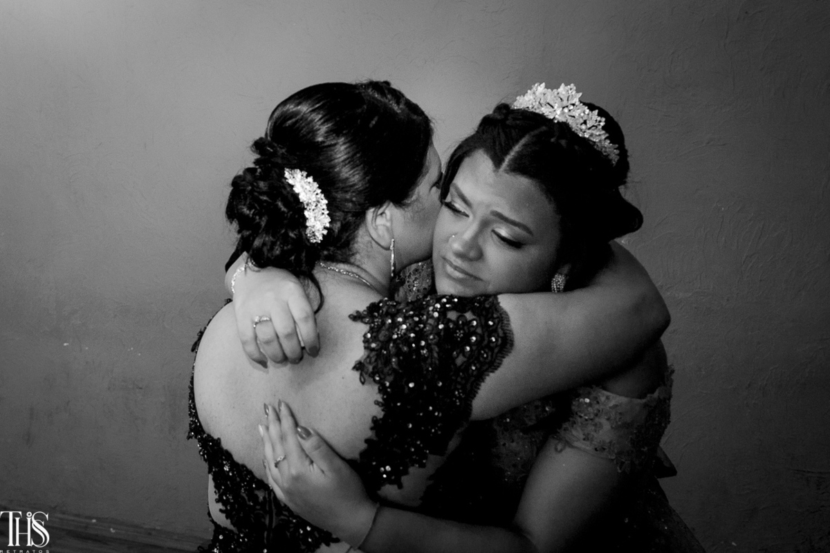 Ensaio de foto em festa de debutante: Mãe e filha se abraçando