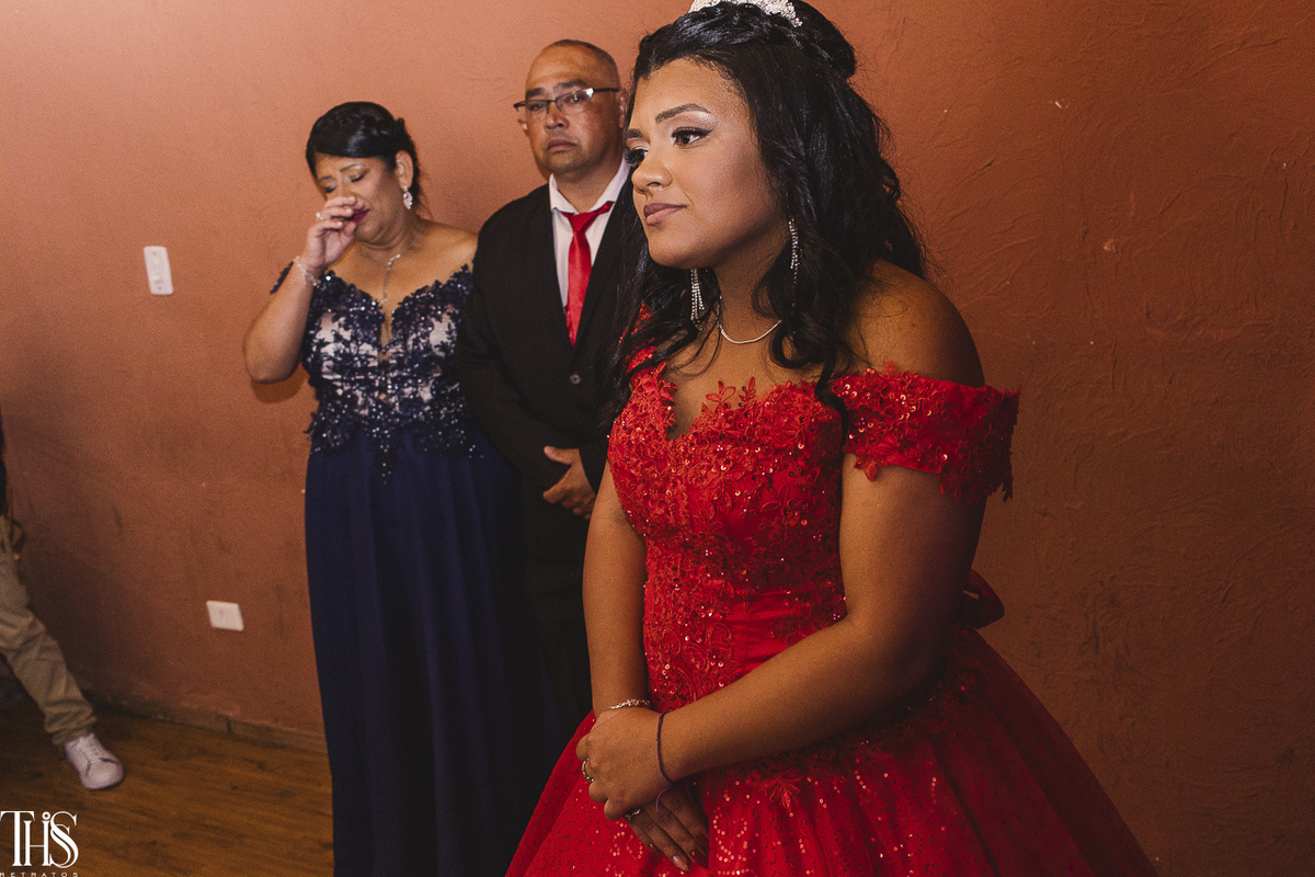 Foto de momento que debutante esta ouvindo as declarações