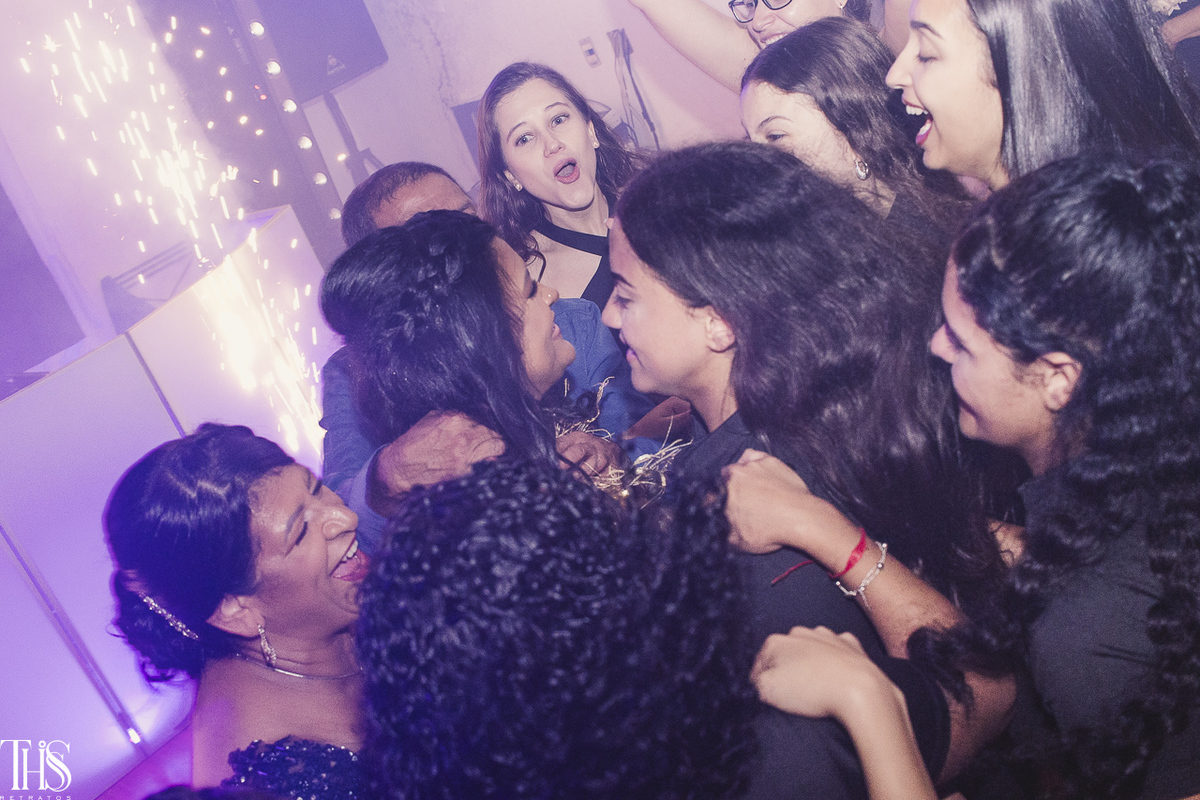 Foto em pista de dança de festa debutante