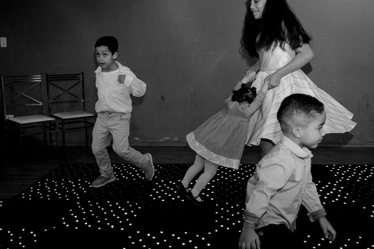 Foto de crianças  em festa de 15 anos