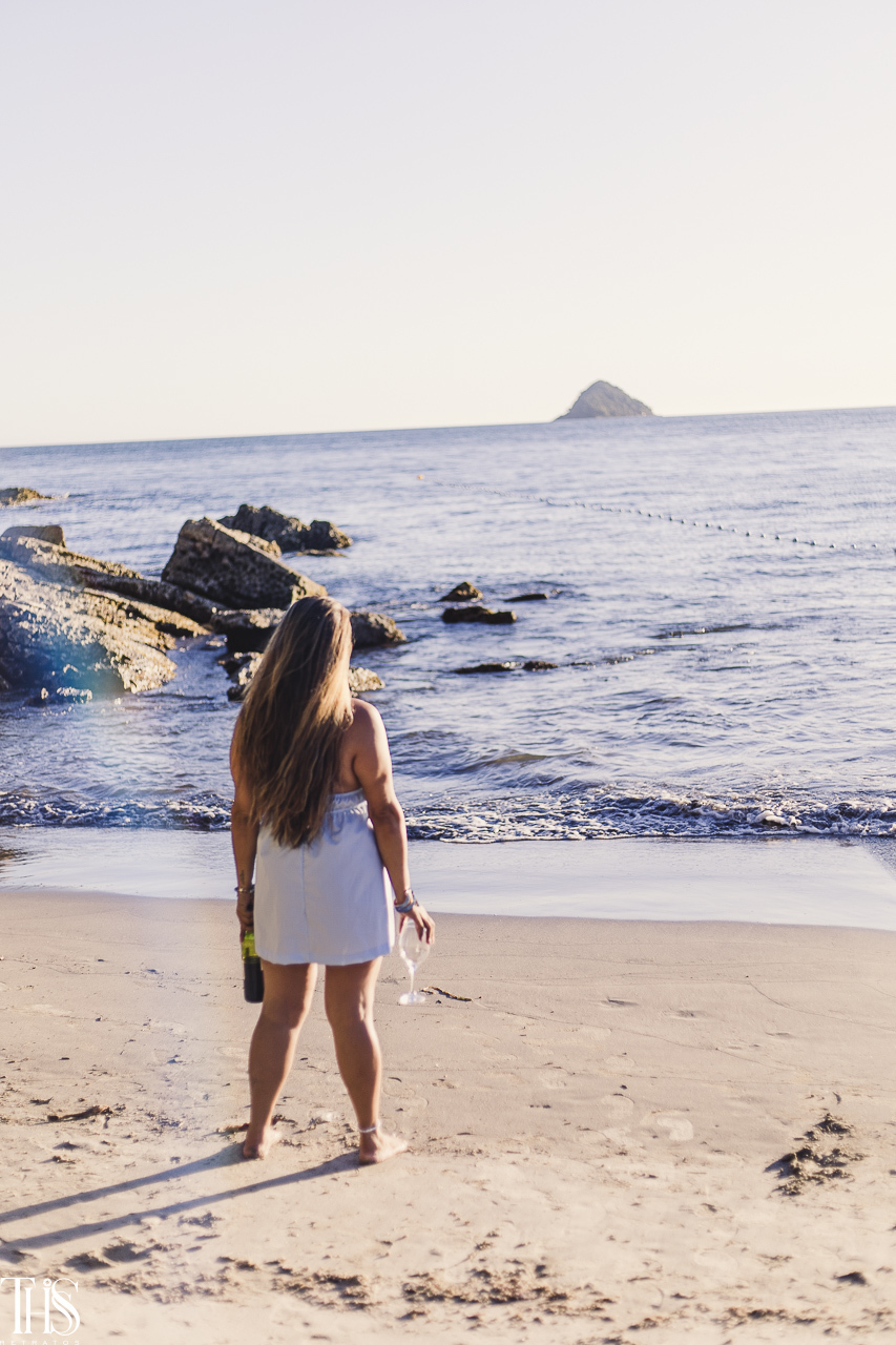 Praia, mulher e vinho