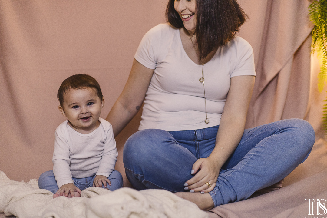 Bebê e mãe sorrindo - Fotografa em SBC