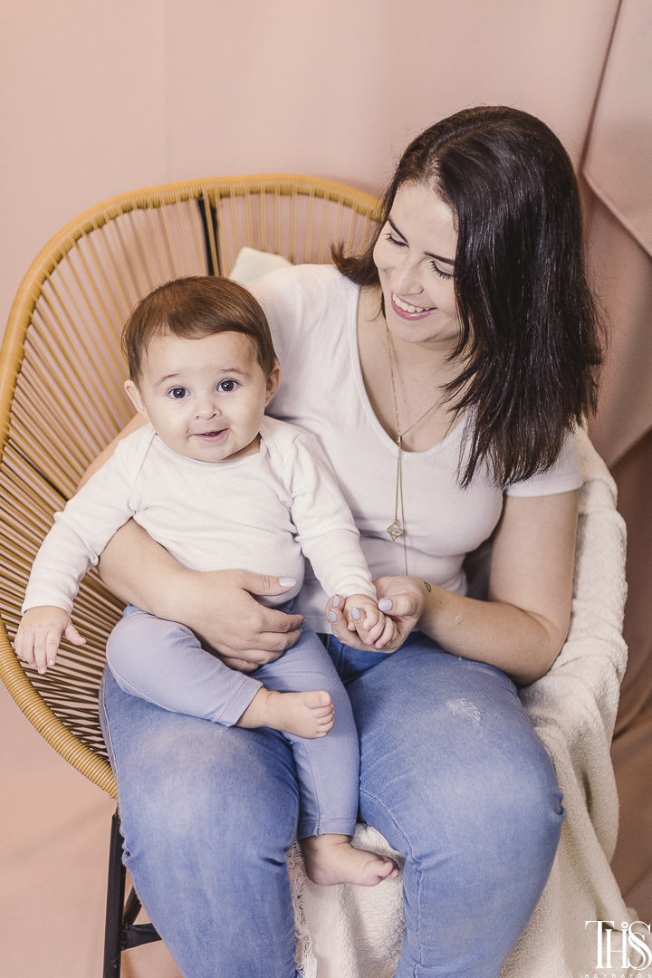 Mulher com bebê no colo - Fotografa em SBC