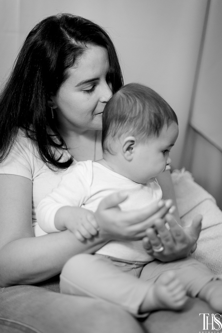 Mulher cheirando a cabeça de um bebê - Fotografa em SBC